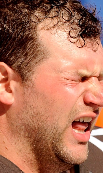 Browns' Joe Thomas is back with another ridiculous picture day pose